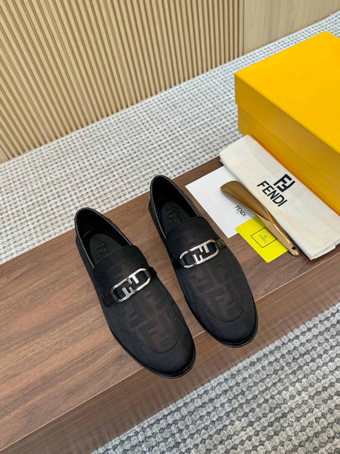 [FENDI] Top P: 980💰 ▪️Size: Men's 39-44. (Customized at 38.45.46) Fendi men's business casual leather shoes Imported brand cloth/calfskin/open edge beads/brand logo printing -Inside: Comfortable cowhide lining -Outsole: Genuine leather outsole with rubber backing embedded in the heel, perfect injection molding -Ultra-high quality control·Fine workmanship: highlighted (high-end·luxury·grade)